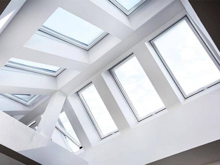 Okno dachowe ROTO Designo R49 RotoTronic 114x98 PVC 3-szybowe radiowe