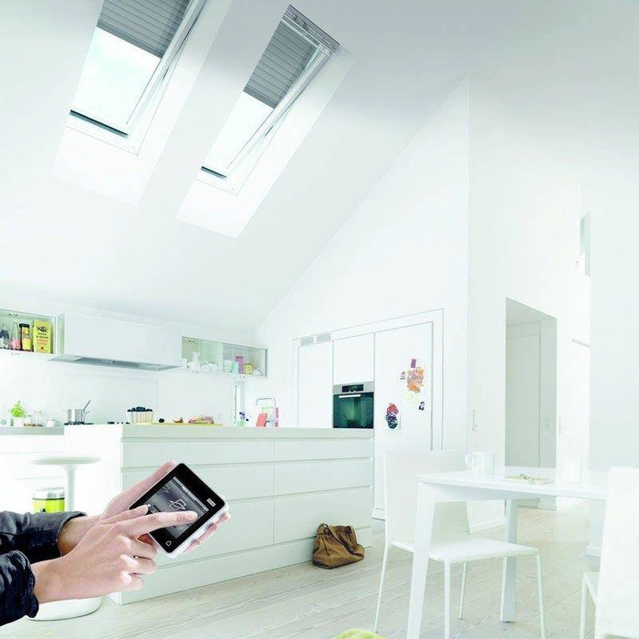 Roleta zewnętrzna do okna dachowego Velux SML MK08 0700S jasnoszara 78x140 elektryczna