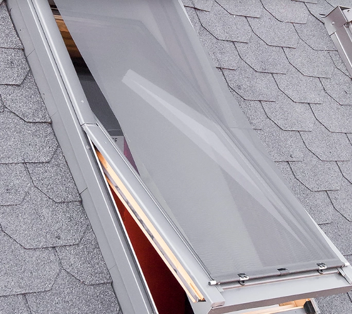 Markiza do okna dachowego ROOFLITE+ MIA MXA 4260 VL manualna czarna 78x