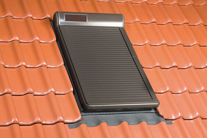 Roleta zewnętrzna do okna dachowego Fakro ARZ ZW Sol 107 RC 78x118 solarna
